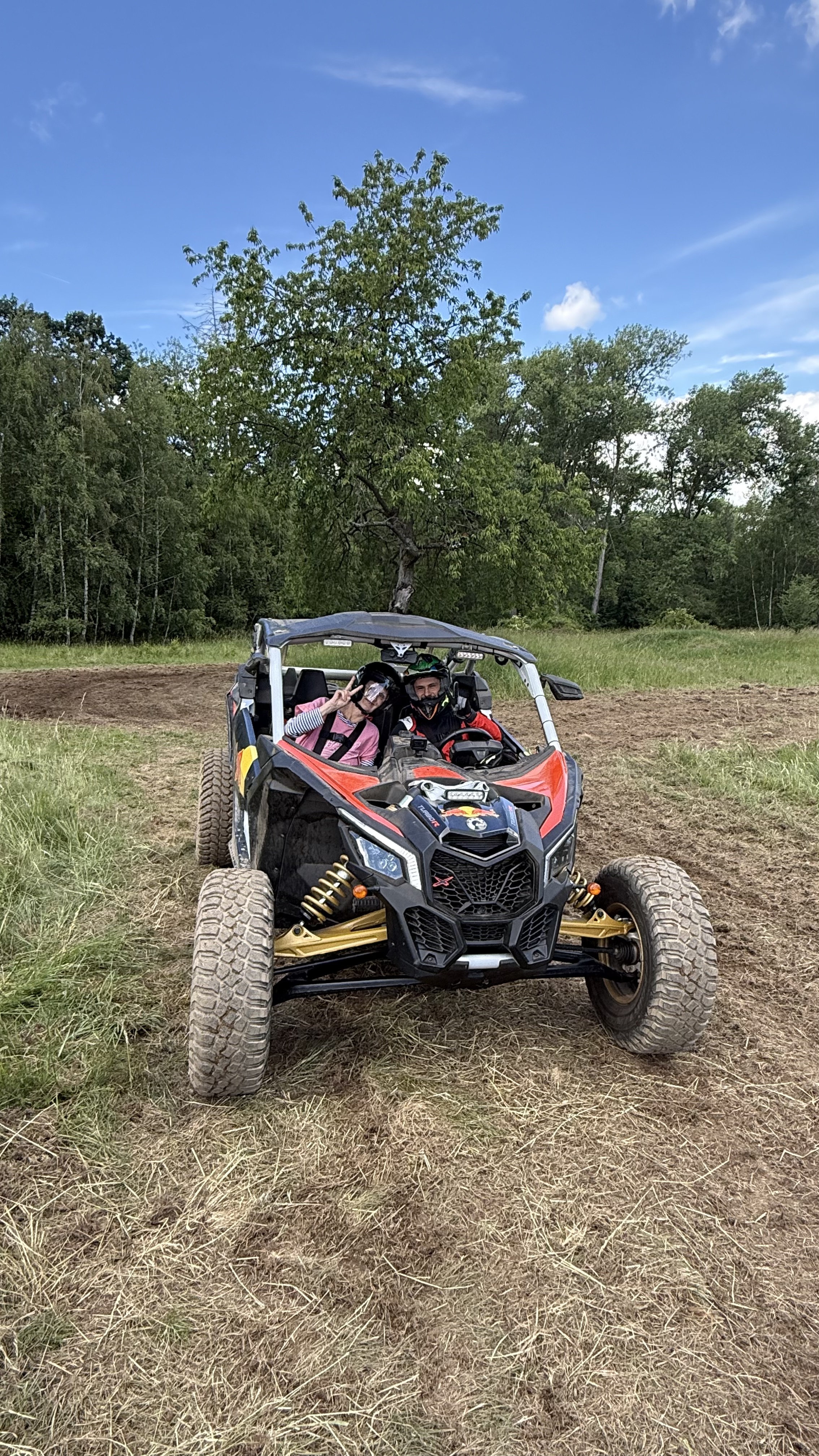 Buggy v terénu – pohled ze strany
