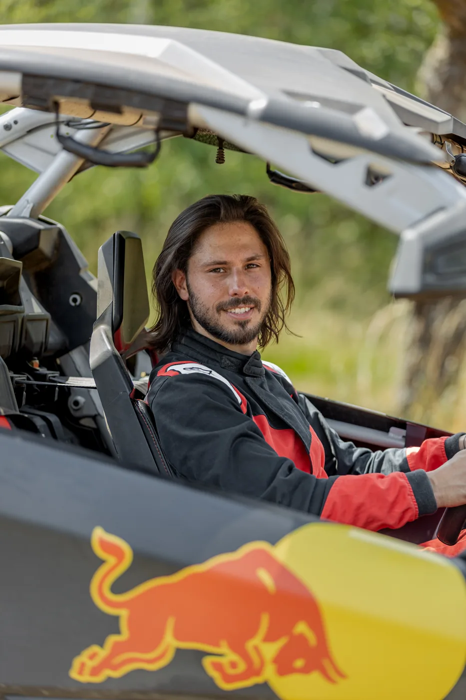 Usměvavý jezdec s Red Bull buggy v akci