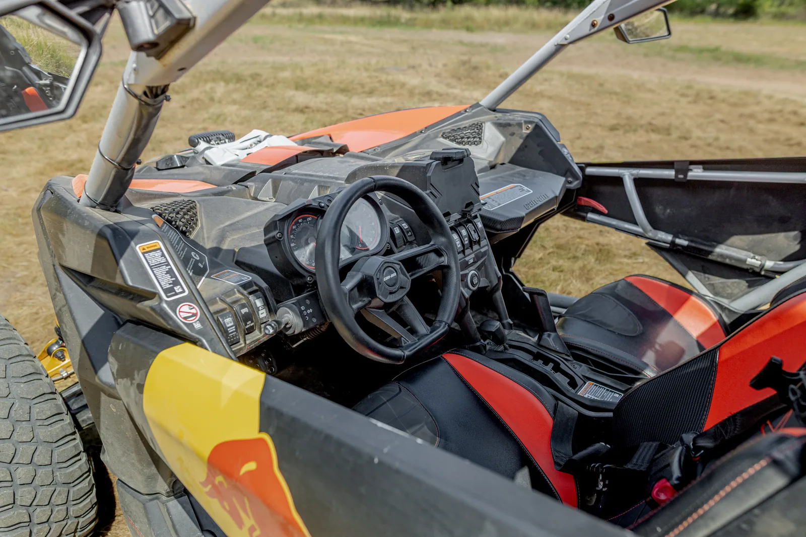 Detail kokpitu a palubní desky Can-Am Maverick X3
